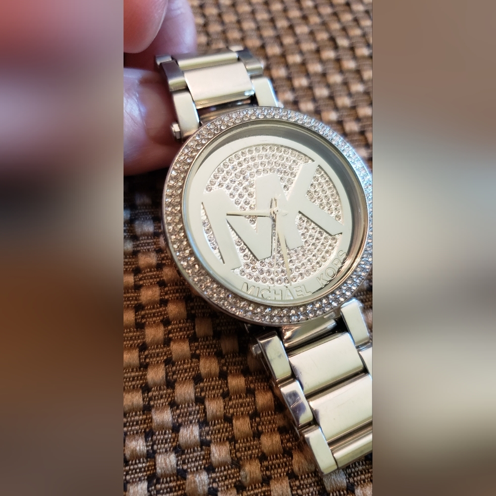 Michael Kors Parker Pavé Silver-Tone Watch. - Picture 7 of 10